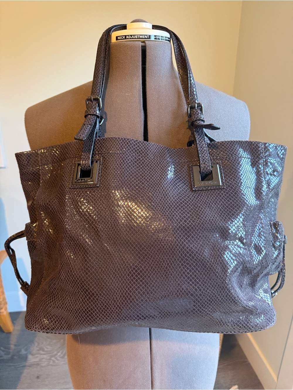 NWOT Calvin Klein Patent Snakeskin Textured Tote in Dark Plum - Picture 3 of 9